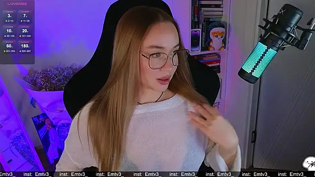 Snapshot of Emili1- chatting on December 3, 2025, 1:53 pm Emili1- online show from December 3, 2025, 1:53 pm