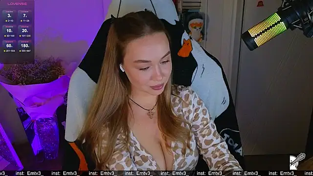 Snapshot of Emili1- chatting on December 15, 2025, 2:32 pm Emili1- online show from December 15, 2025, 2:32 pm