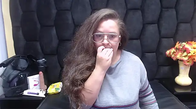 Snapshot of SaraThomso chatting on December 19, 2024, 1:51 pm SaraThomso online show from December 19, 2024, 1:51 pm