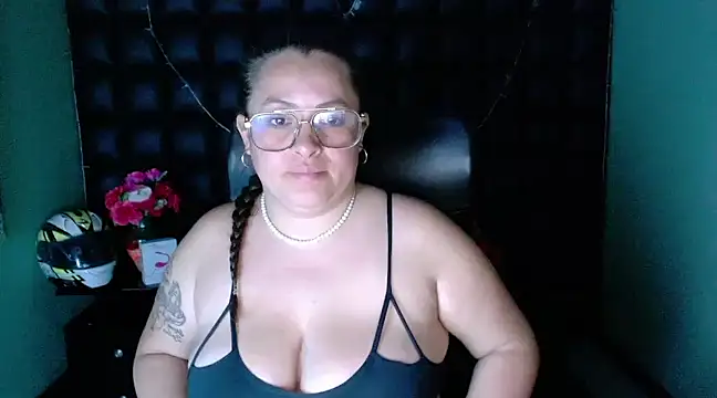 Snapshot of SaraThomso chatting on December 31, 2024, 9:10 am SaraThomso online show from December 31, 2024, 9:10 am