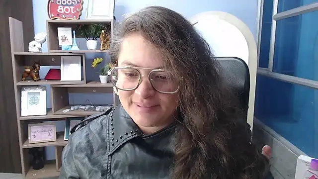 Snapshot of SaraThomso chatting on February 19, 2025, 3:06 am SaraThomso online show from February 19, 2025, 3:06 am