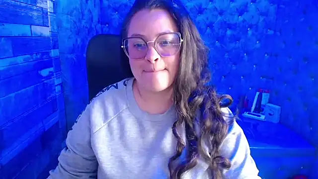 Snapshot of SaraThomso chatting on September 18, 2025, 3:30 am SaraThomso online show from September 18, 2025, 3:30 am