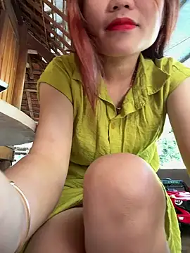 Snapshot of Emily_9xx chatting on December 3, 2024, 2:47 am Emily 9xx online show from December 3, 2024, 2:47 am