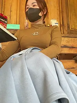 Snapshot of Emily_9xx chatting on March 6, 2025, 8:19 am Emily 9xx online show from March 6, 2025, 8:19 am