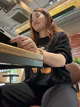 Snapshot of Emily_9xx chatting on November 12, 2025, 2:01 am Emily 9xx online show from November 12, 2025, 2:01 am