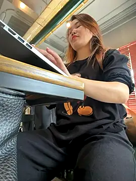 Snapshot of Emily_9xx chatting on November 21, 2025, 3:49 am Emily 9xx online show from November 21, 2025, 3:49 am