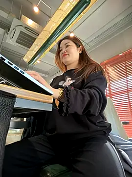 Snapshot of Emily_9xx chatting on November 28, 2025, 1:19 am Emily 9xx online show from November 28, 2025, 1:19 am