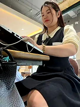 Snapshot of Emily_9xx chatting on November 30, 2025, 5:33 am Emily 9xx online show from November 30, 2025, 5:33 am