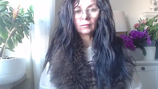 HelenLuxx online show from November 6, 2025, 7:53 am