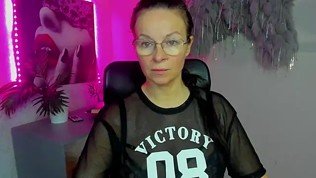 HelenLuxx online show from November 20, 2025, 6:46 am