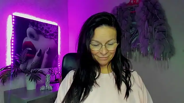 HelenLuxx online show from November 30, 2025, 7:07 pm