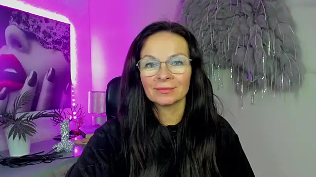 HelenLuxx online show from December 19, 2025, 4:14 pm