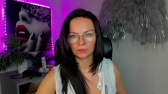 HelenLuxx online show from March 13, 2026, 4:02 pm