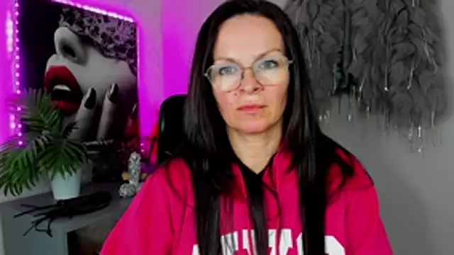 HelenLuxx online show from April 9, 2026, 3:39 pm