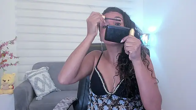 leslyflorez online show from December 14, 2024, 12:01 pm