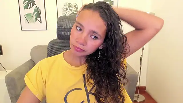 leslyflorez online show from February 22, 2025, 9:04 pm