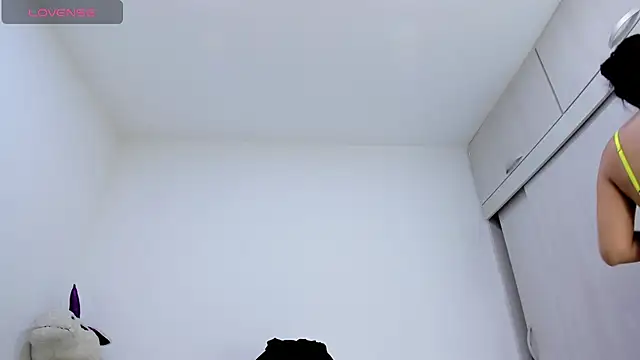 Amelia Debora Antonella online show from April 17, 2026, 4:21 pm