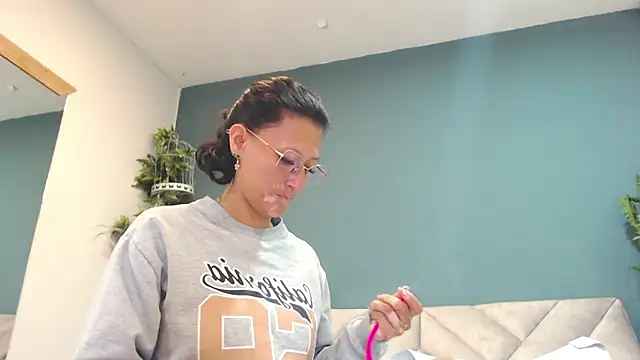 SharisWillian online show from April 8, 2026, 3:50 am