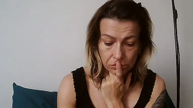 Snapshot of anechka1 chatting on April 26, 2026, 11:30 am anechka1 online show from April 26, 2026, 11:30 am