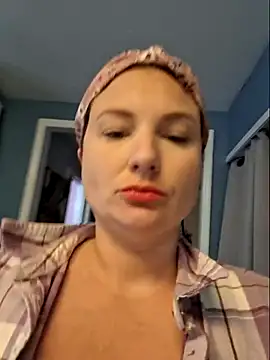 Snapshot of MilfyMrsRobinson chatting on October 15, 2025, 3:12 pm MilfyMrsRobinson online show from October 15, 2025, 3:12 pm