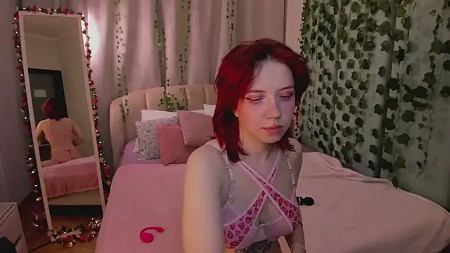 Snapshot of Love_is_Lola chatting on December 16, 2025, 12:15 am Love is Lola online show from December 16, 2025, 12:15 am