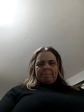 Snapshot of hugebobbs chatting on December 19, 2025, 4:03 pm hugebobbs online show from December 19, 2025, 4:03 pm