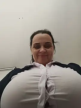hugebobbs online show from July 28, 2026, 3:32 pm