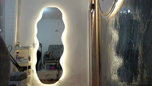 salome  lopez  online show from December 3, 2025, 3:43 pm