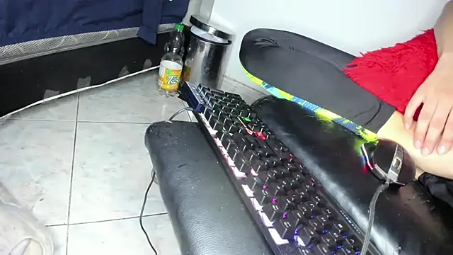 Snapshot of guy_master chatting on December 6, 2024, 7:56 pm guy master online show from December 6, 2024, 7:56 pm