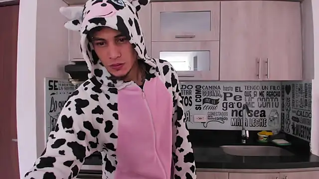 Snapshot of guy_master chatting on December 27, 2024, 4:21 pm guy master online show from December 27, 2024, 4:21 pm