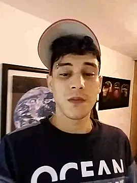 Snapshot of guy_master chatting on March 22, 2025, 10:39 am guy master online show from March 22, 2025, 10:39 am