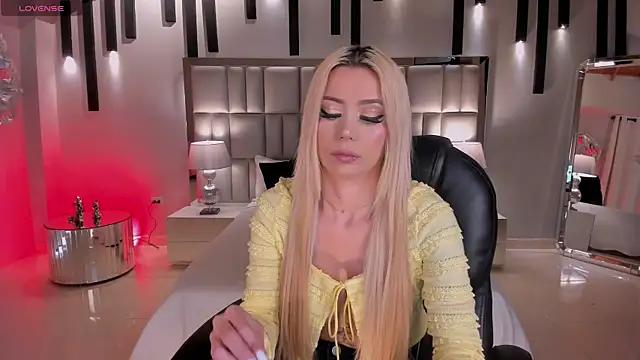 Snapshot of HannaConnor_ chatting on December 13, 2025, 8:14 pm HannaConnor online show from December 13, 2025, 8:14 pm