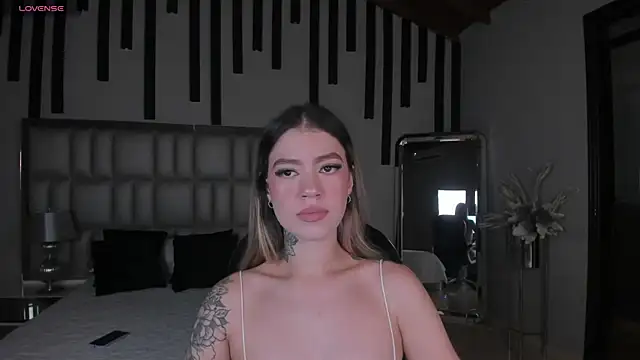 Snapshot of ViolettHansson chatting on November 5, 2025, 6:52 pm ViolettHansson online show from November 5, 2025, 6:52 pm