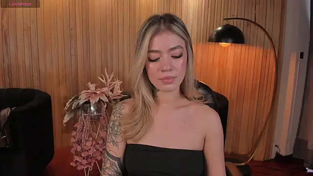 Snapshot of ViolettHansson chatting on November 10, 2025, 7:02 pm ViolettHansson online show from November 10, 2025, 7:02 pm