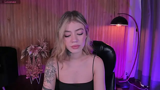 Snapshot of ViolettHansson chatting on November 12, 2025, 7:35 pm ViolettHansson online show from November 12, 2025, 7:35 pm