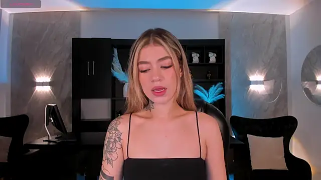 Snapshot of ViolettHansson chatting on November 16, 2025, 11:16 am ViolettHansson online show from November 16, 2025, 11:16 am