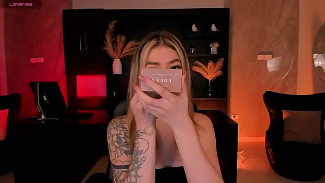 Snapshot of ViolettHansson chatting on November 27, 2025, 6:54 pm ViolettHansson online show from November 27, 2025, 6:54 pm