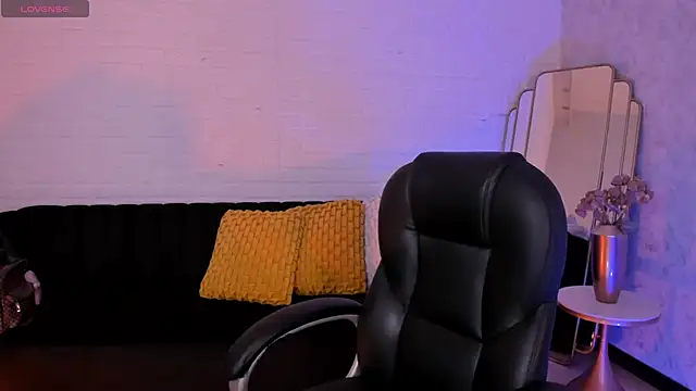 Snapshot of ViolettHansson chatting on November 29, 2025, 11:46 am ViolettHansson online show from November 29, 2025, 11:46 am