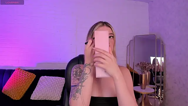 Snapshot of ViolettHansson chatting on December 1, 2025, 6:13 pm ViolettHansson online show from December 1, 2025, 6:13 pm