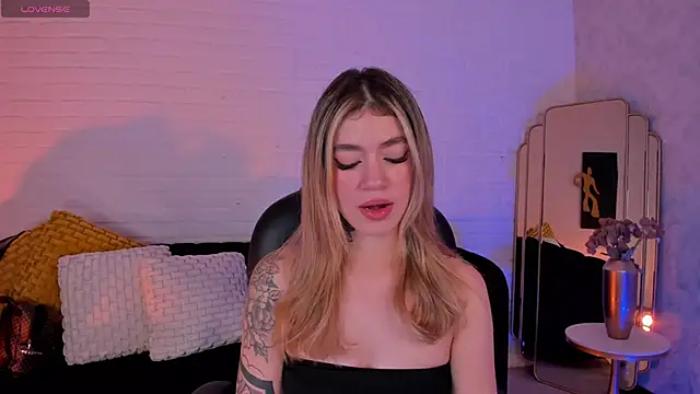 Snapshot of ViolettHansson chatting on December 4, 2025, 6:38 pm ViolettHansson online show from December 4, 2025, 6:38 pm