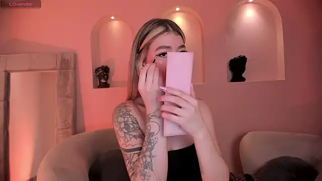 Snapshot of ViolettHansson chatting on December 5, 2025, 11:30 am ViolettHansson online show from December 5, 2025, 11:30 am