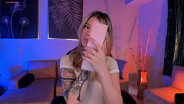 Snapshot of ViolettHansson chatting on December 17, 2025, 6:47 pm ViolettHansson online show from December 17, 2025, 6:47 pm