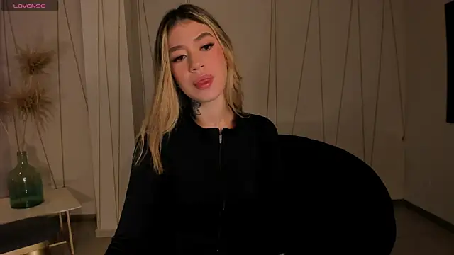 Snapshot of ViolettHansson chatting on January 9, 2026, 11:35 am ViolettHansson online show from January 9, 2026, 11:35 am