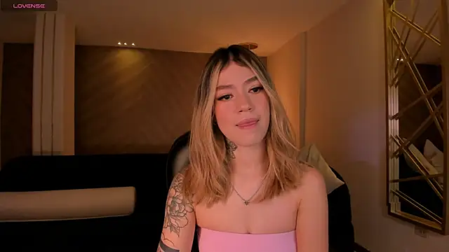 Snapshot of ViolettHansson chatting on January 10, 2026, 12:18 pm ViolettHansson online show from January 10, 2026, 12:18 pm