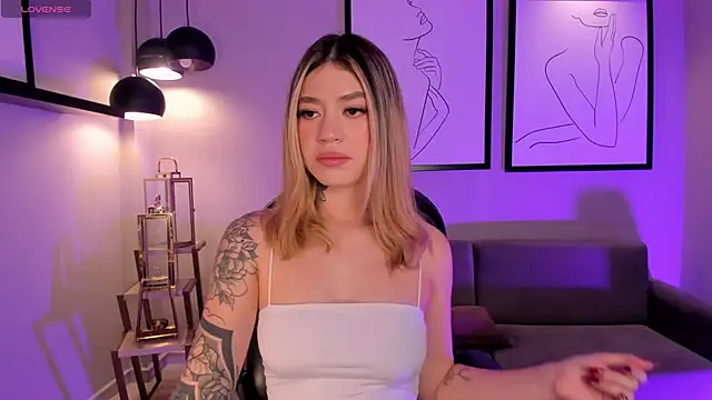 Snapshot of ViolettHansson chatting on January 11, 2026, 5:07 pm ViolettHansson online show from January 11, 2026, 5:07 pm