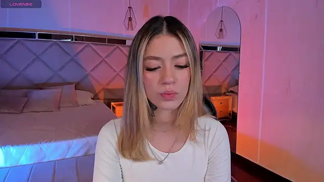 Snapshot of ViolettHansson chatting on January 15, 2026, 6:44 pm ViolettHansson online show from January 15, 2026, 6:44 pm