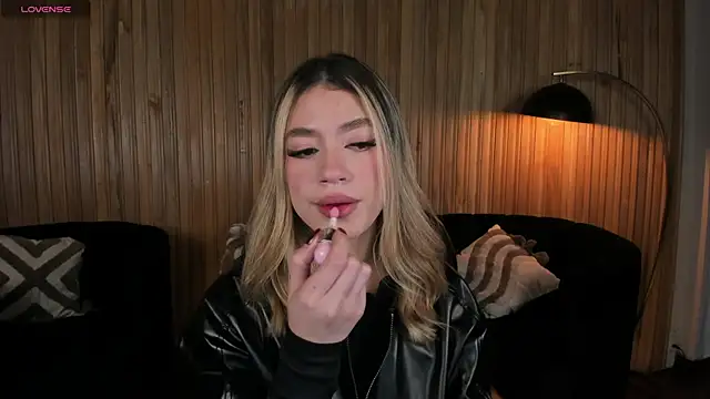 Snapshot of ViolettHansson chatting on January 17, 2026, 11:26 am ViolettHansson online show from January 17, 2026, 11:26 am