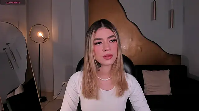 Snapshot of ViolettHansson chatting on February 7, 2026, 11:47 am ViolettHansson online show from February 7, 2026, 11:47 am