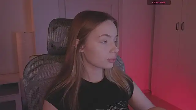  MayShy  online show from October 25, 2025, 1:18 pm