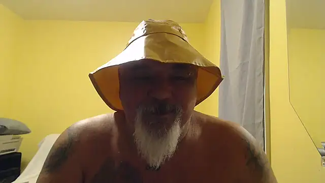 Newfiesausage1972 online show from November 12, 2025, 11:54 am